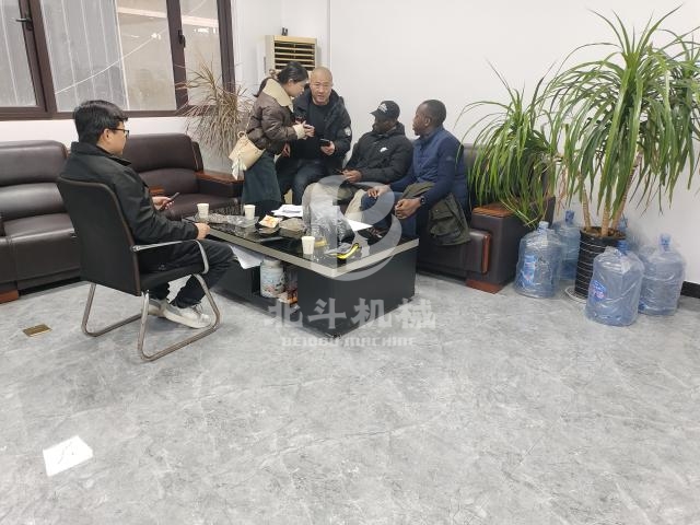 來自非洲的建筑領(lǐng)域團(tuán)隊來我司了解工業(yè)烘干機(jī)